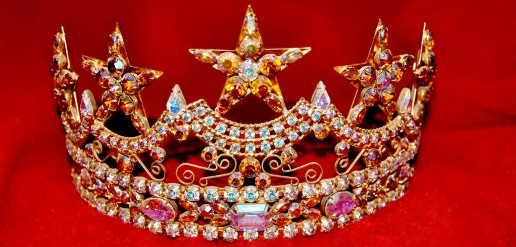 A picture of a bejewelled tiara.