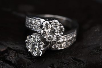 Two diamond rings, one atop the other.