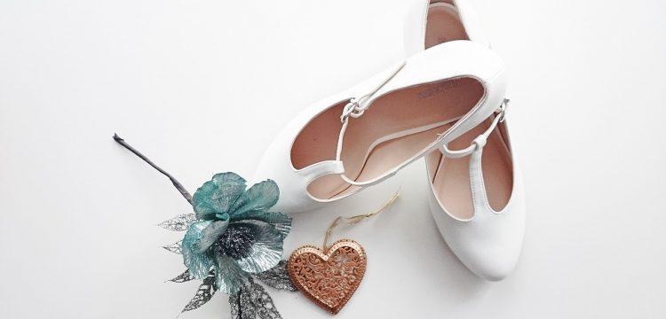 Bridal shoes with a flower.