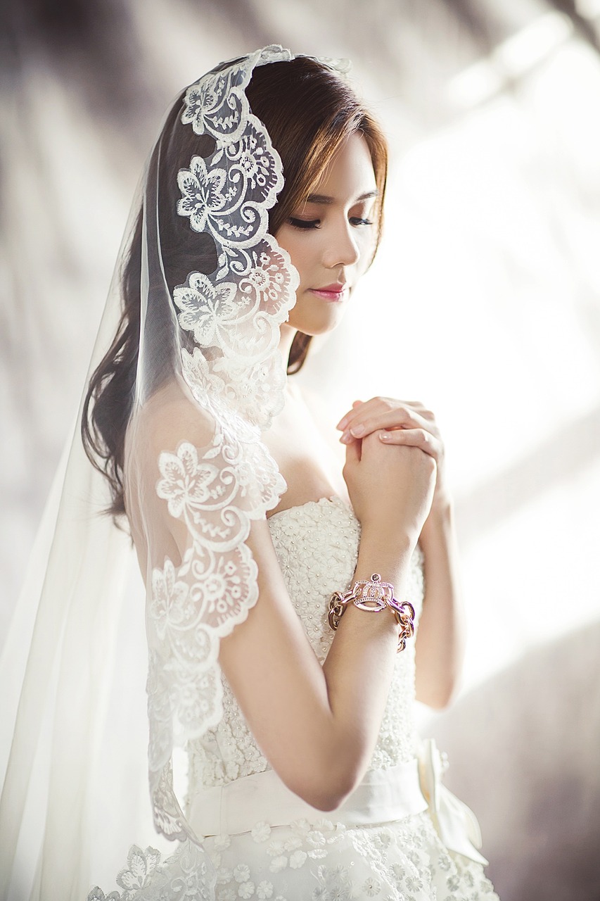 Bride with lacy veil.