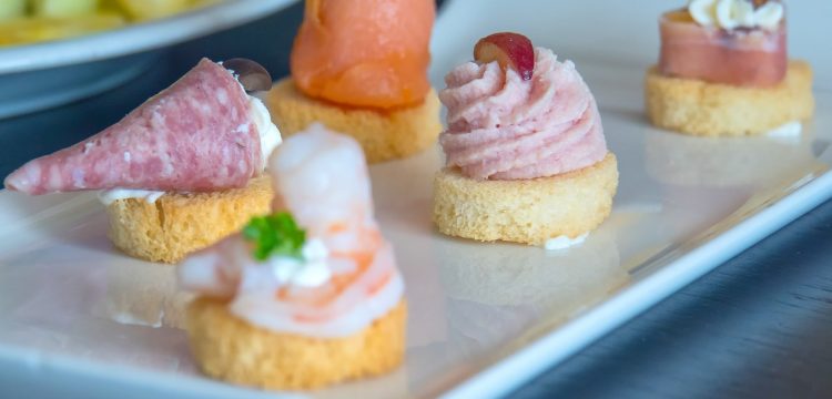 Hors D'oeuvres on a plate.