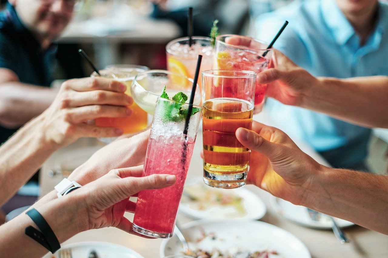 People toasting.