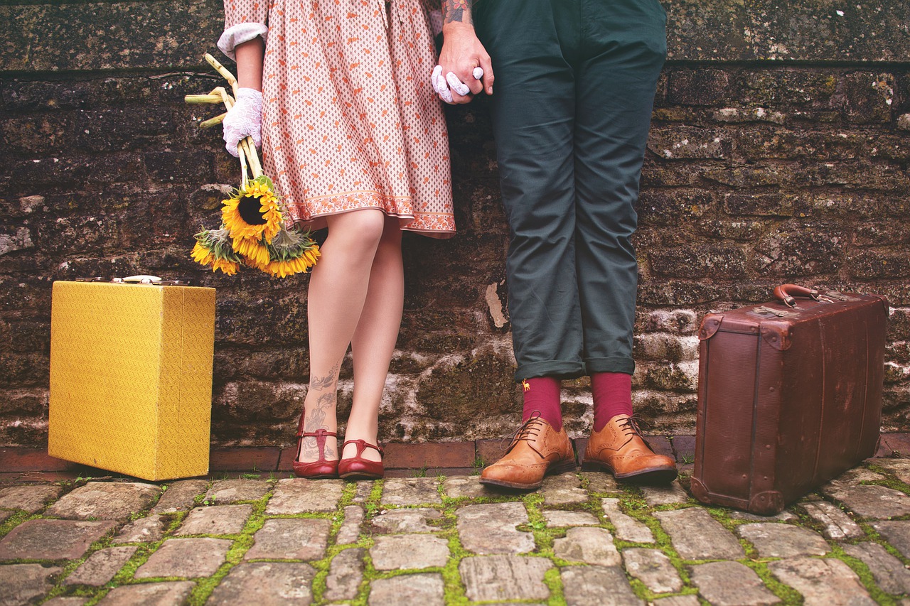 Couple dressed in 1940s style clothing.