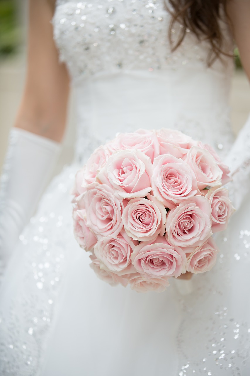 Bride holding pink bouquet.